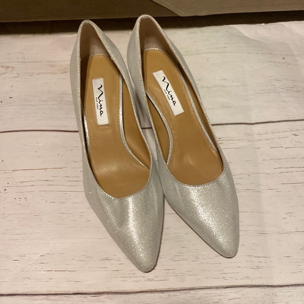 Nina New York women silver suedette Mid-Heel Classic pumps size 8.5 M